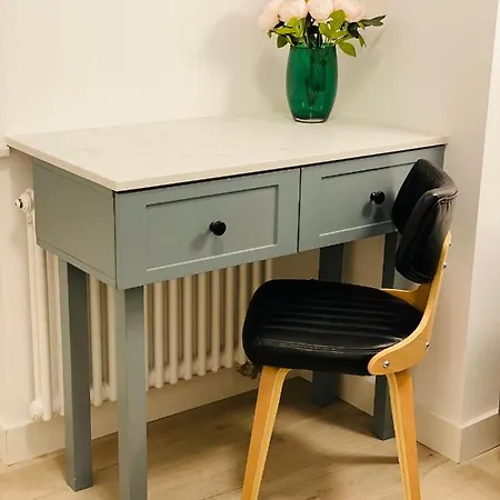 アパート 1 Bedroom 3 Minute Walk To Wilenska Metro ワルシャワ