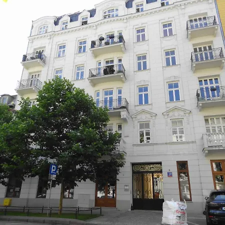 1 Bedroom 3 Minute Walk To Wilenska Metro 아파트 *